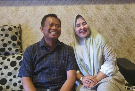 Pastikan Tidak Membawa Persoalan Suaminya ke Ranah Hukum, Wabup Rohil Tampil Mesra dengan Istri   